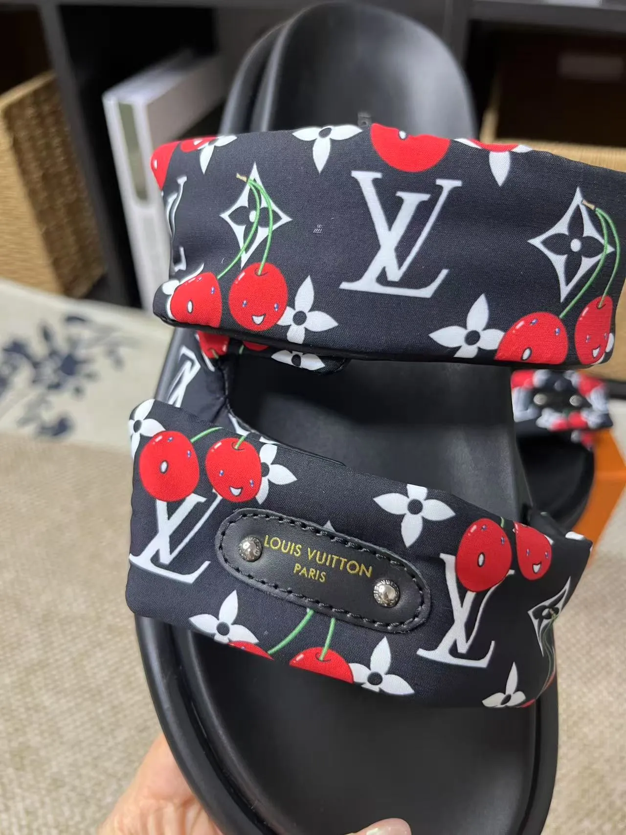 P340 yuan LV Louis Vuitton Full of high-end feel! A popular model among bloggers at home and abroad, it’s retro and fashionable, and looks stunning on your feet! Mainly recommended model on the official website★ ━━━━━ ЅᏇєєt ━━━━━ ▪️Upper: original calfskin ➕5D printing process ▪️Inner: imported mixed sheepskin ▪️Outsole: original molded foam outsole ▪️Size: Female 35-40 Men's 39-44 (women's 41 men's 45)